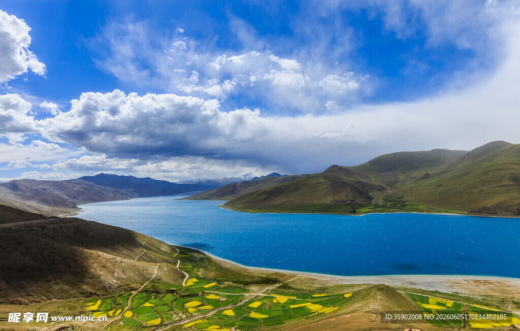美丽湖景与烂漫花海