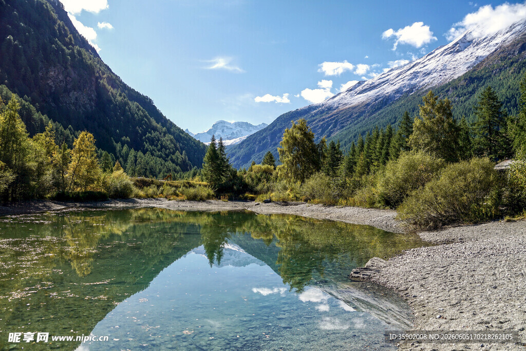 山间清澈湖泊与秀丽山景
