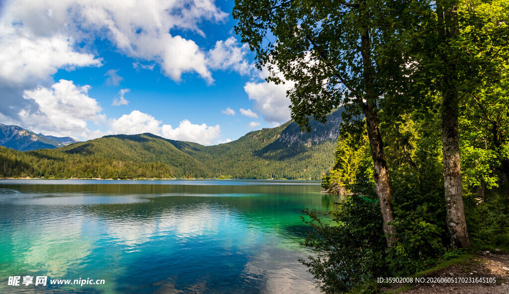 湖畔山林美景
