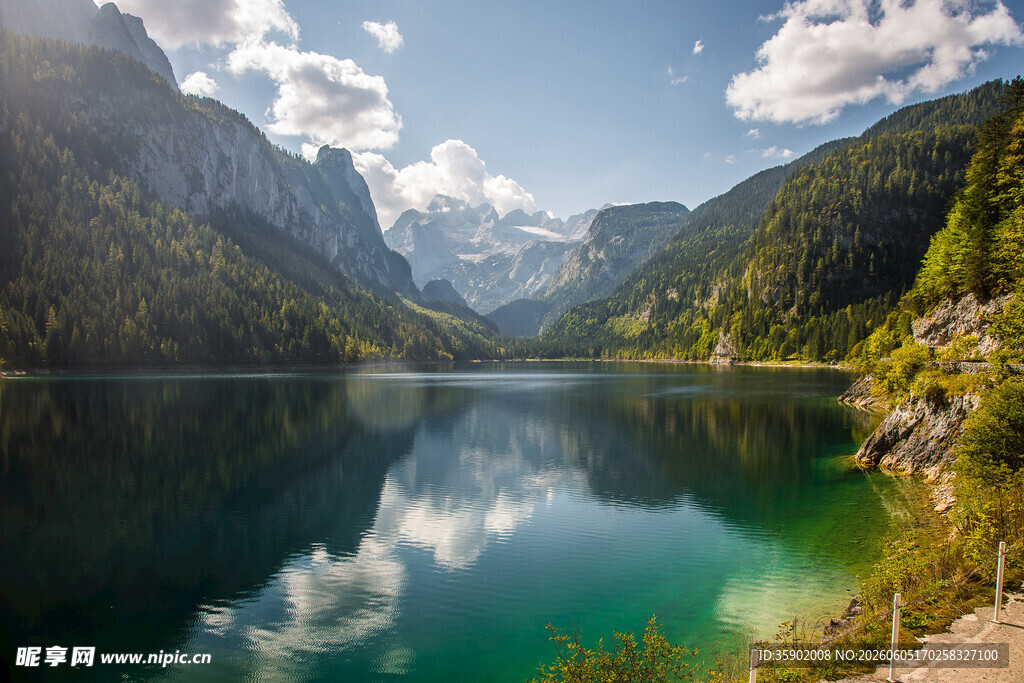 山间碧湖美景