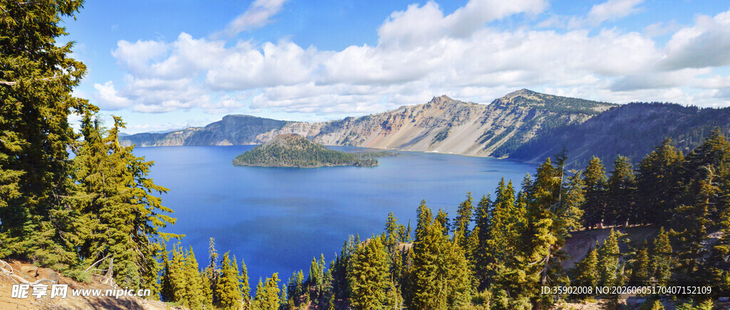 高山湖畔的森林美景