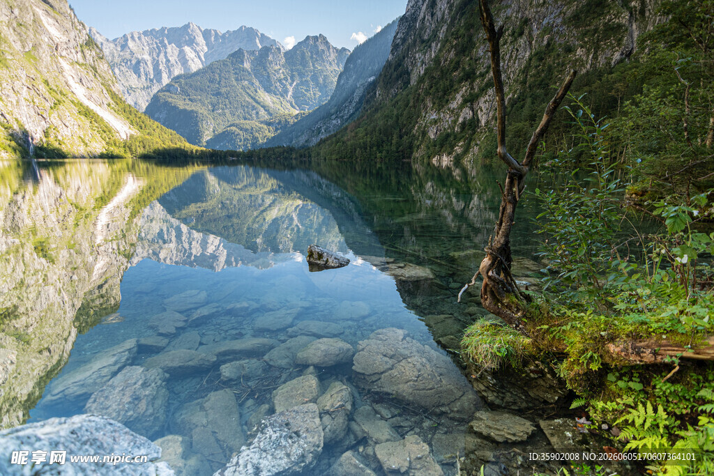 山间静谧湖景水清山秀