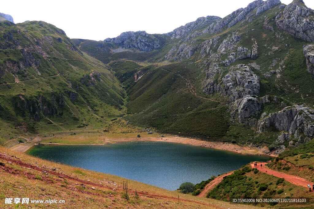 山间幽蓝湖泊美景
