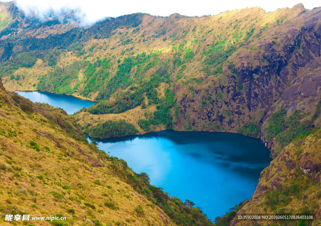 山间蓝湖美景