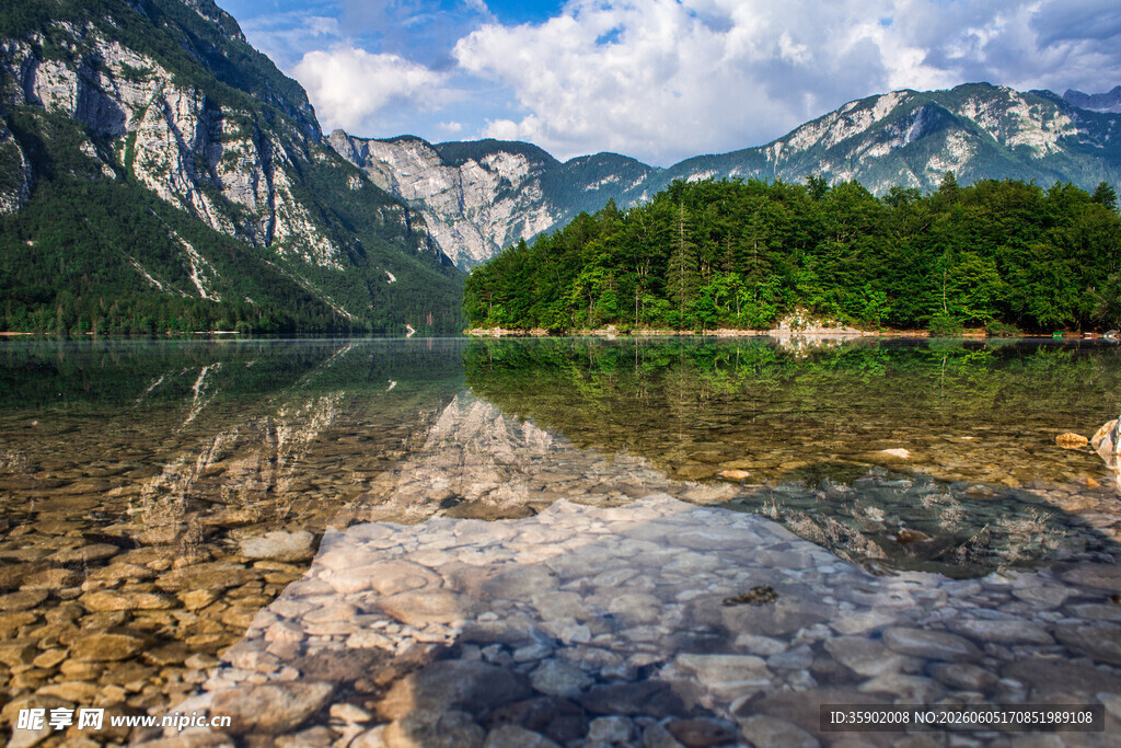 山水相依的静谧湖景
