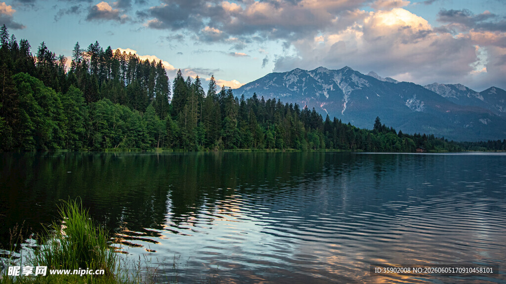 宁静湖畔山林美景