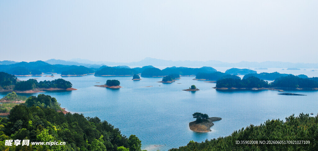 湖光山色中的岛屿风光