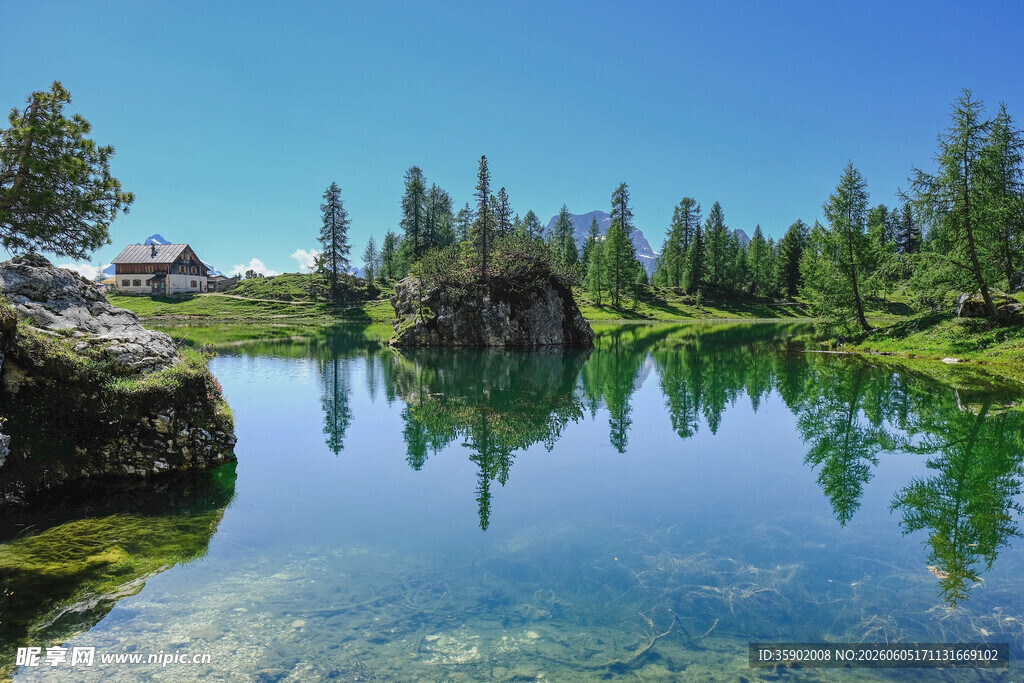 宁静湖畔山林美景