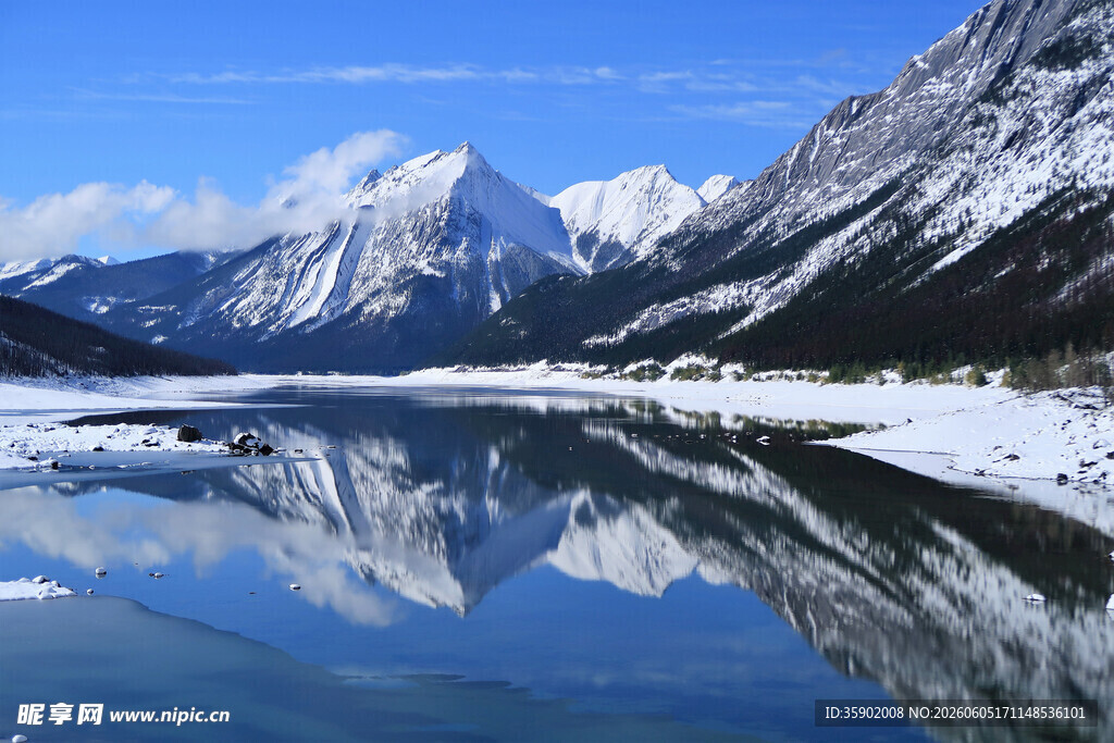 雪山湖泊的静谧美景