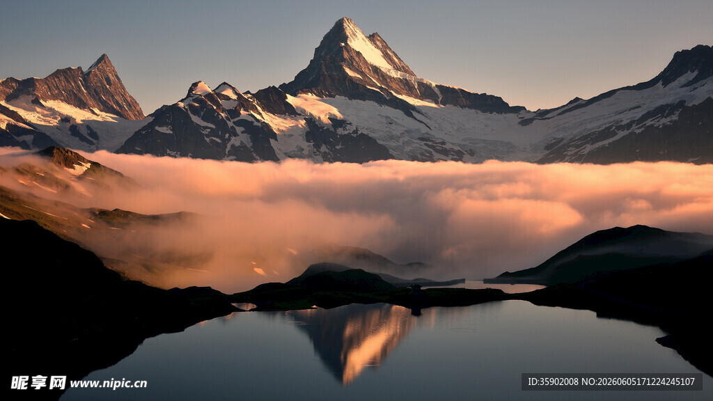 山间云海中的壮丽雪山
