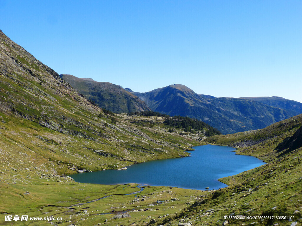 山间碧湖自然风光美景