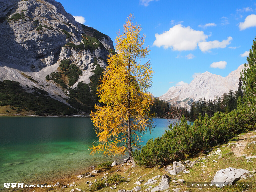 山间湖畔秋色美景
