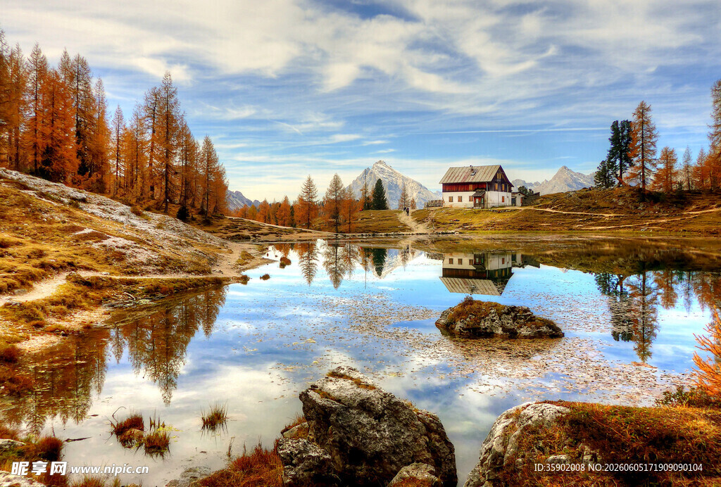 秋日山间静谧湖水美景
