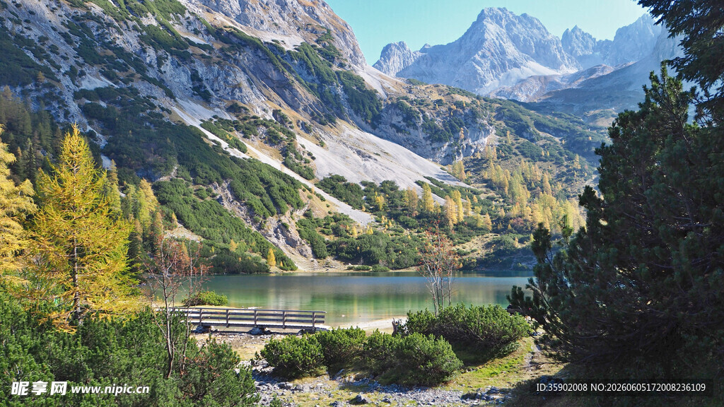 山间湖泊秋景图