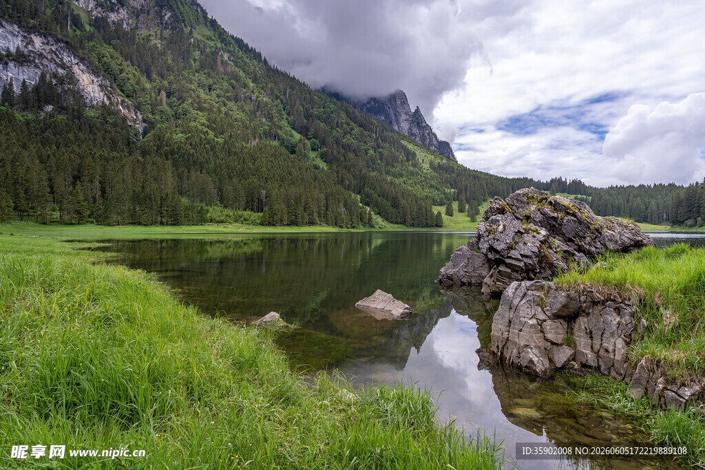 山间湖畔美景