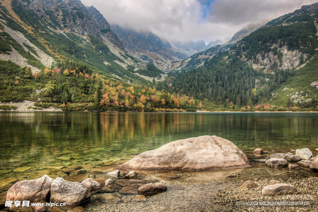山间湖畔美景