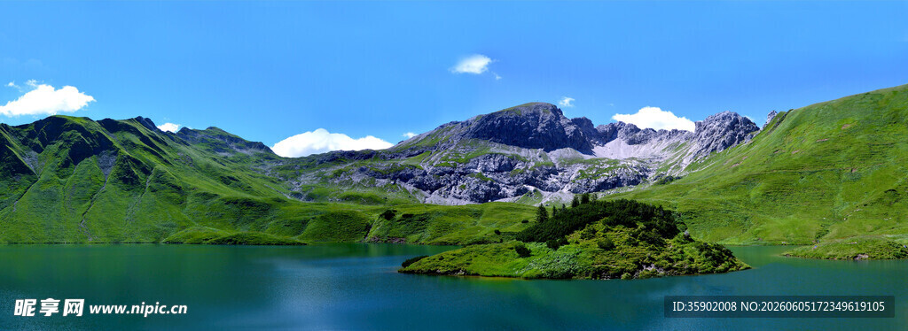 高山湖畔美景