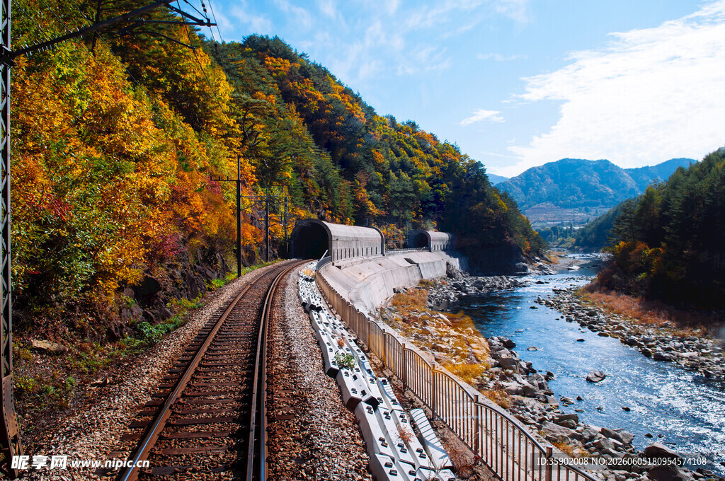 秋日山间铁轨与潺潺溪流