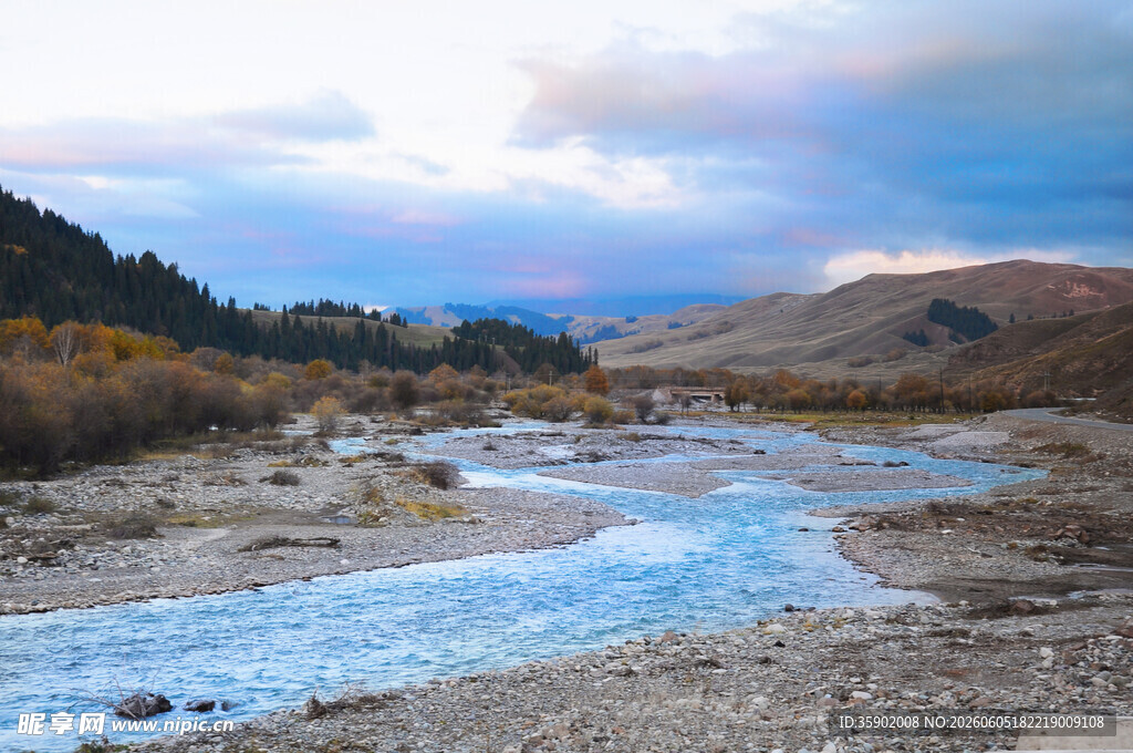 山间潺潺溪流风景如画