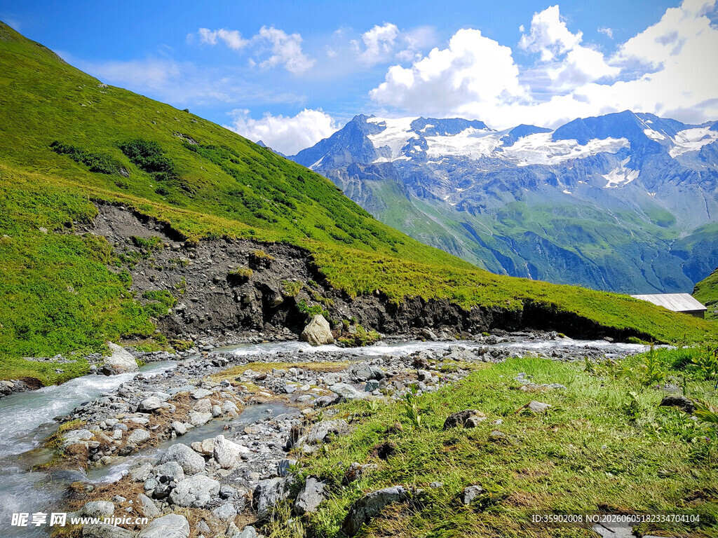 山间溪流伴巍峨雪山美景
