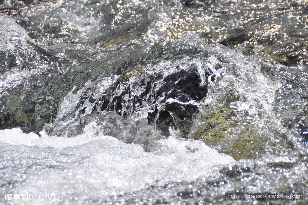 山间溪流湍急水花四溅