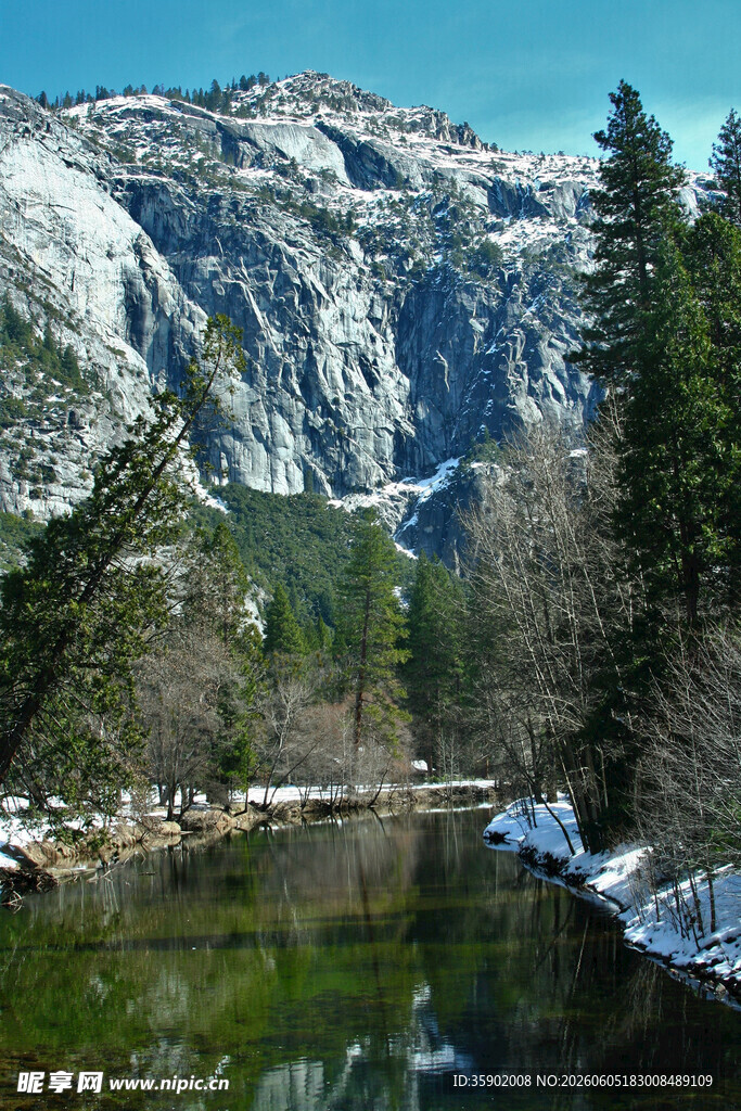 雪山下的宁静河谷