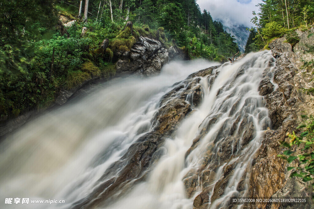 山间瀑布流水自然美景