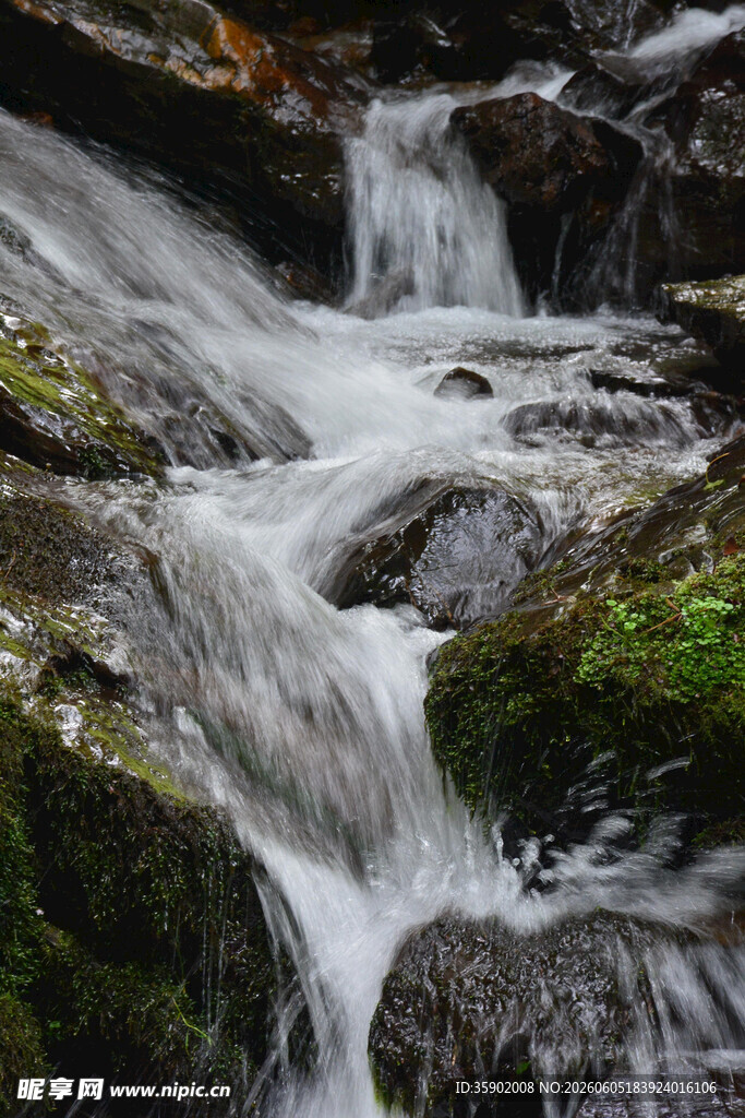 山间溪流潺潺的自然美景