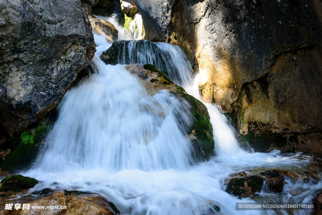 山间小瀑布流水景致
