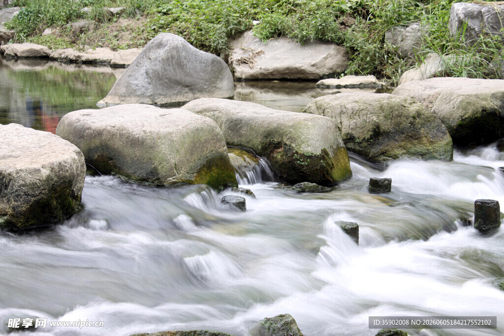 山间溪流潺潺石间流水