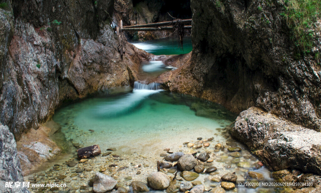 山间幽潭溪流美景