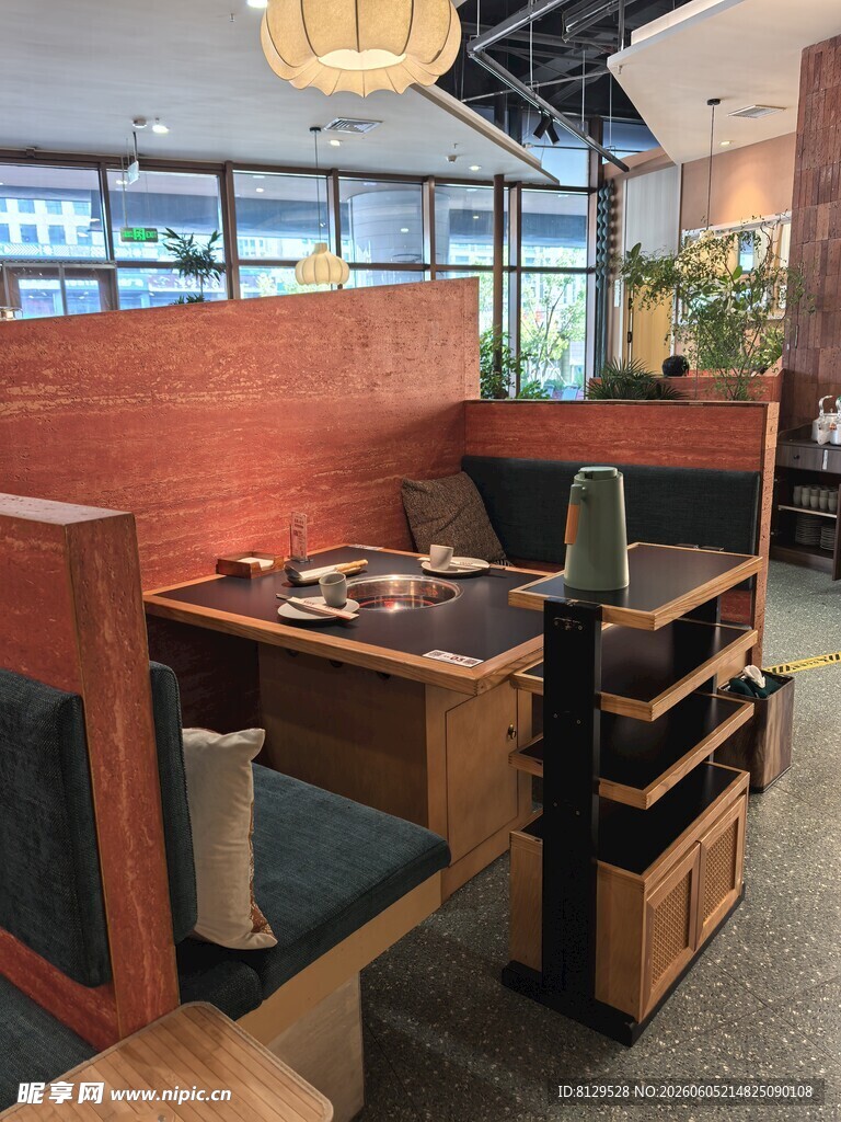 日式风格餐厅木质用餐桌椅