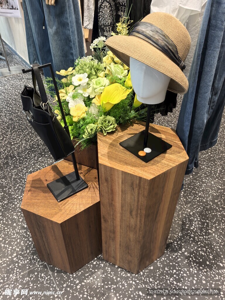 时尚帽饰与花卉展示