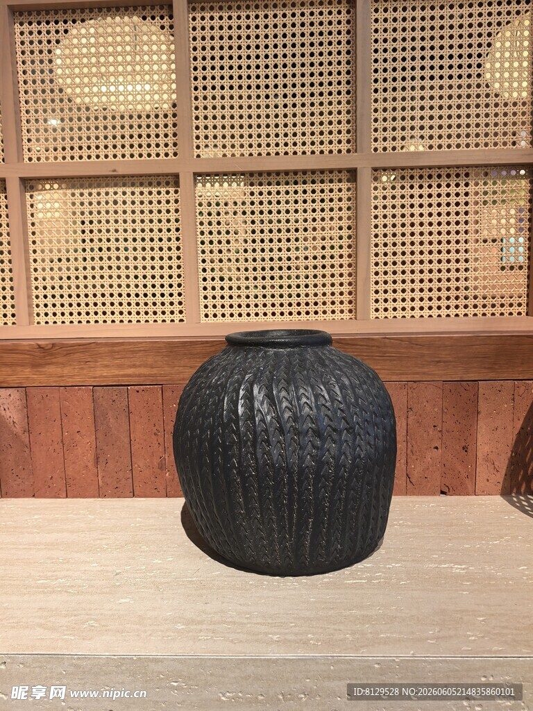 黑色圆形坐凳木地背景