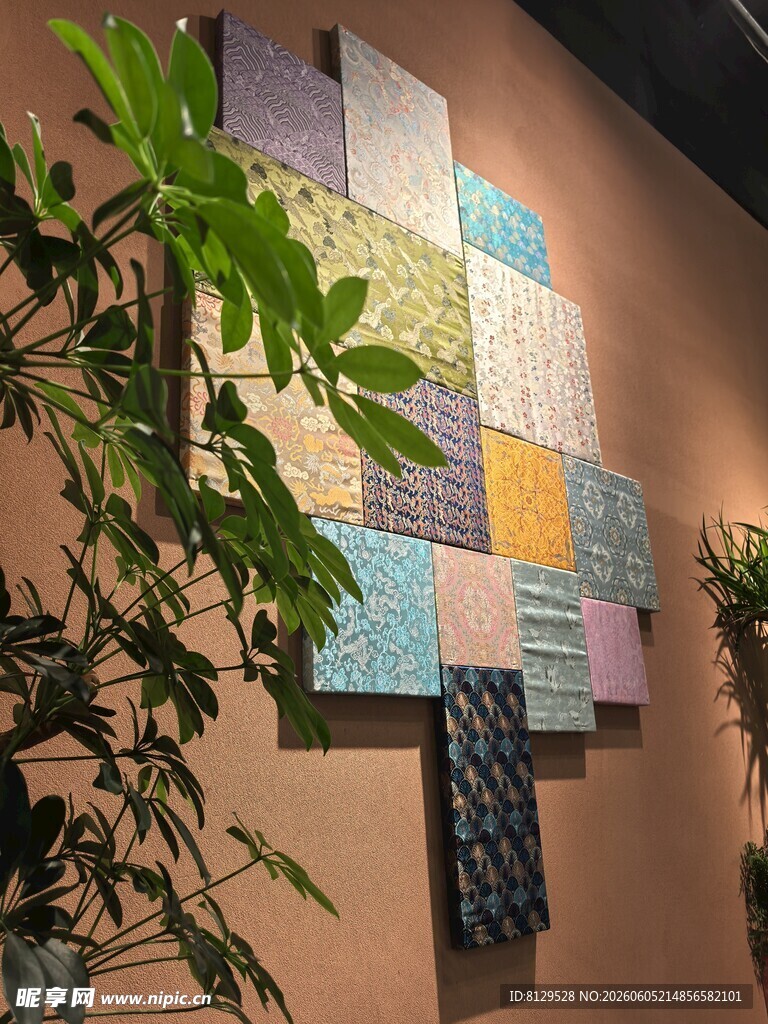 墙面多彩装饰画与绿植搭配