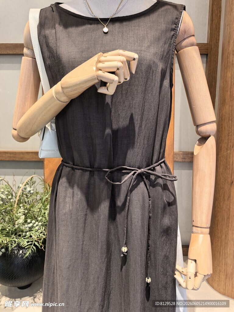 无袖系带灰色连衣裙展示