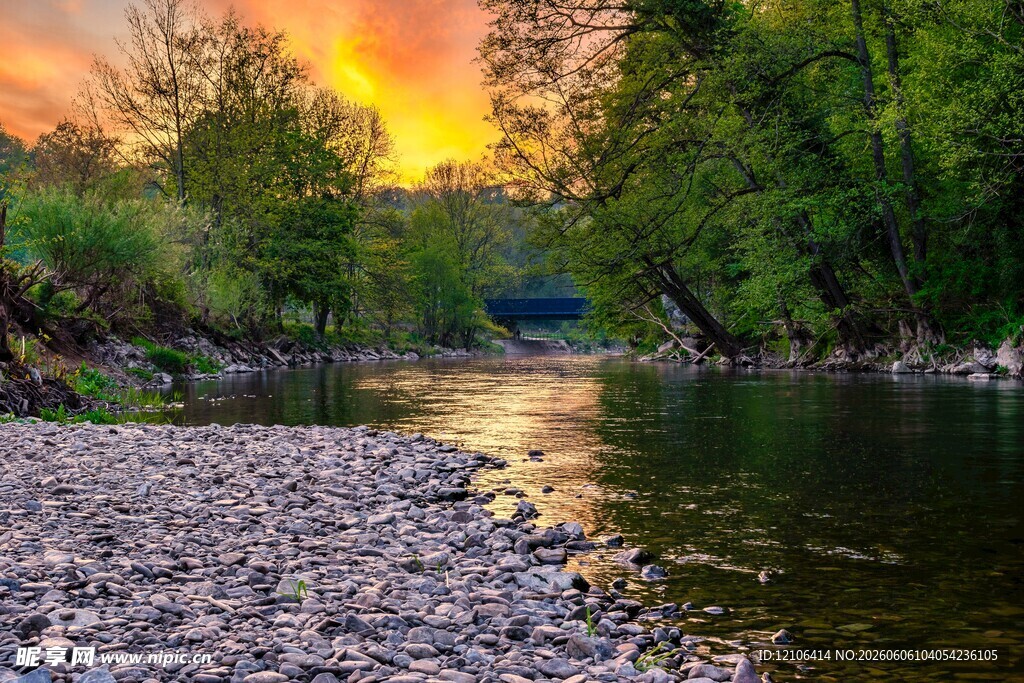 夕阳下的溪边美景