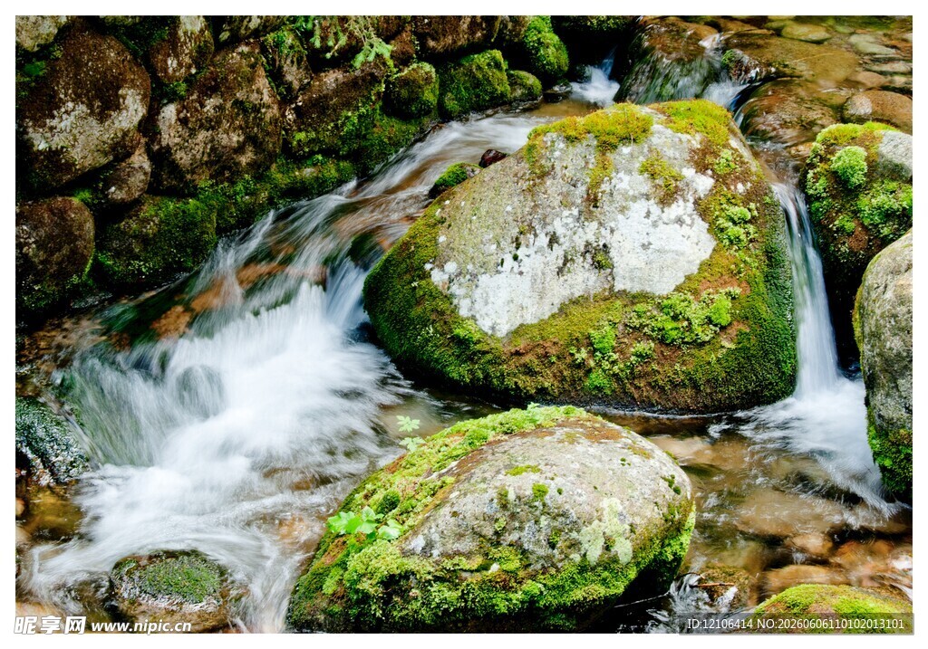 山间溪流绕青苔石块