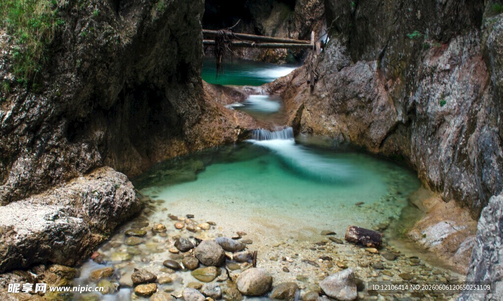 山间幽潭溪流美景