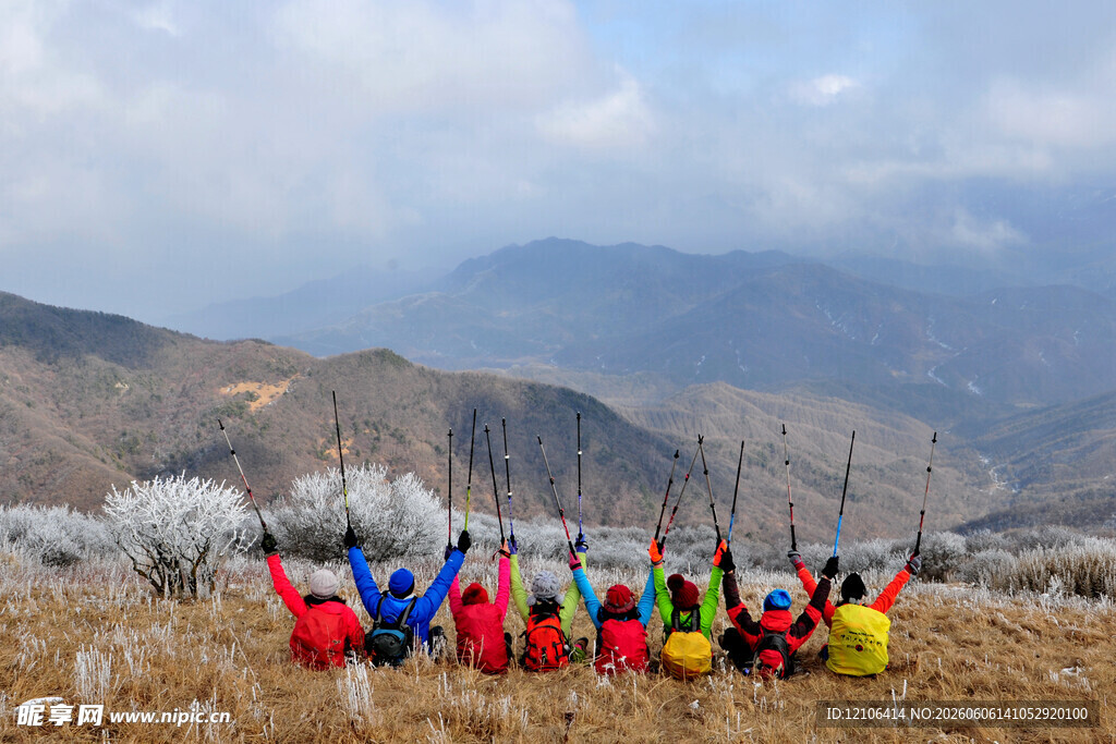 户外团队在山野间的合影