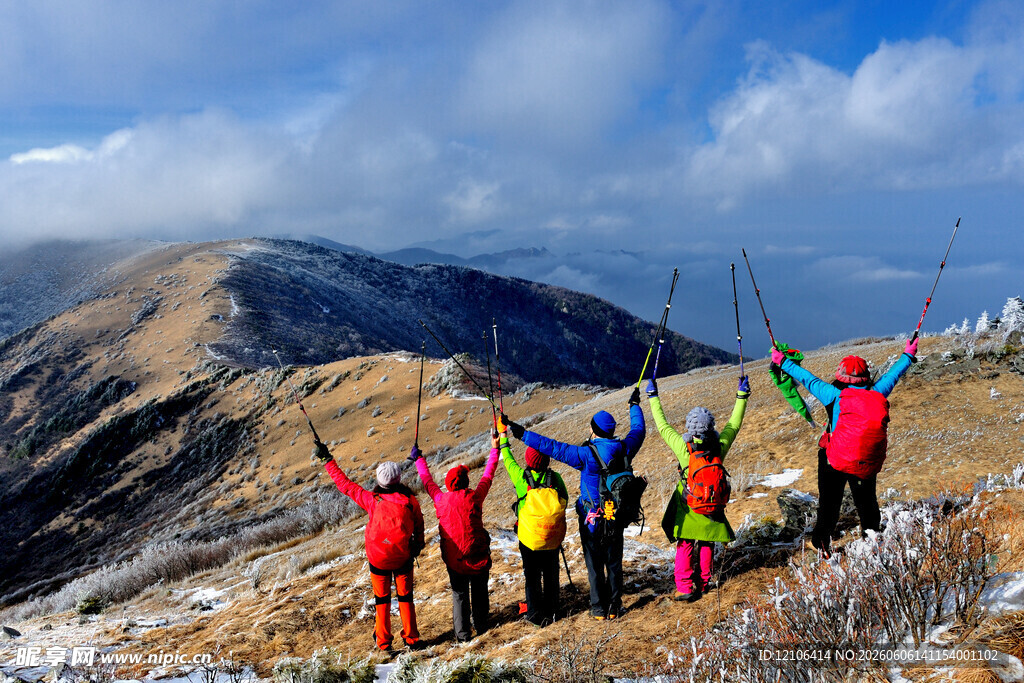 登山者山顶欢呼