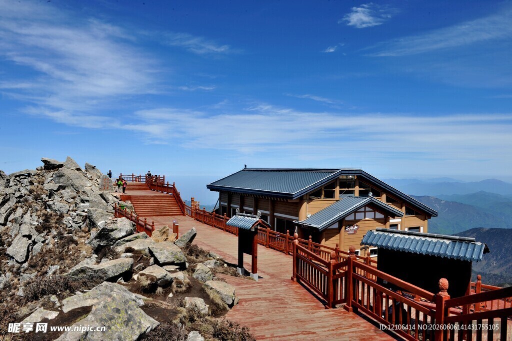 山顶观景小屋与壮美风光