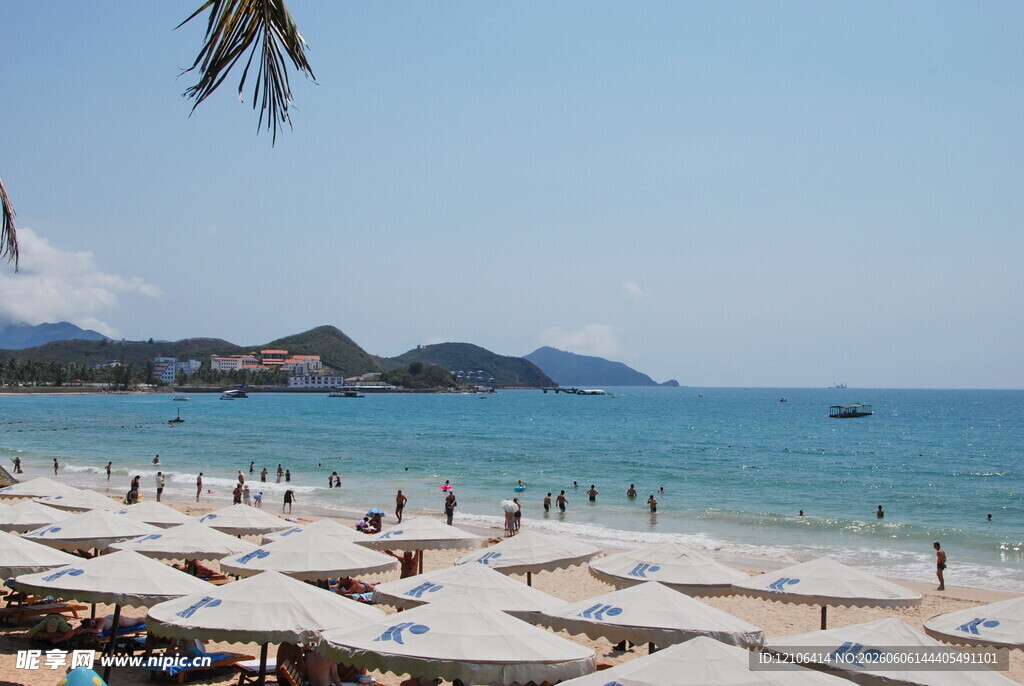 热闹的海滨度假沙滩场景