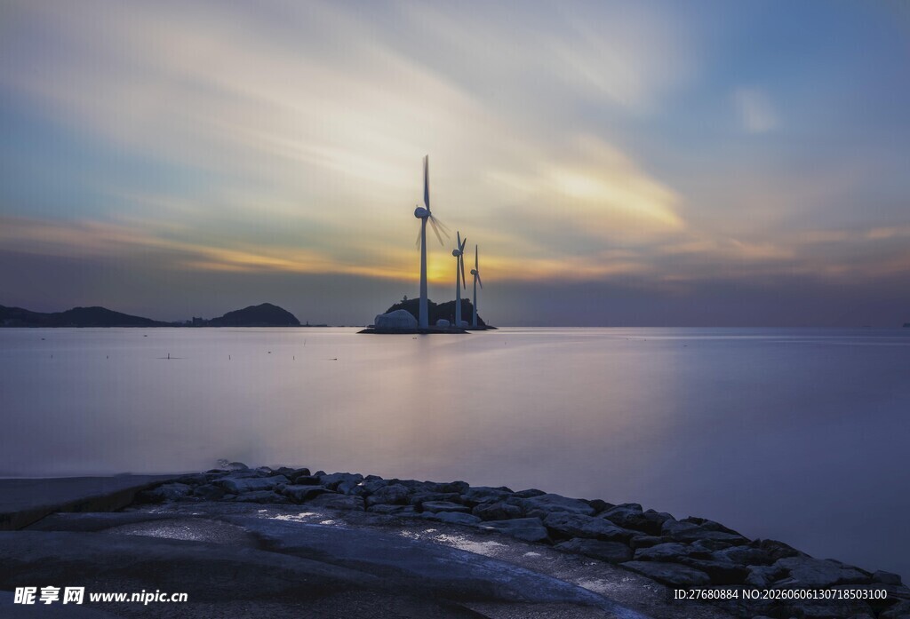海上帆船伴绝美黄昏景色