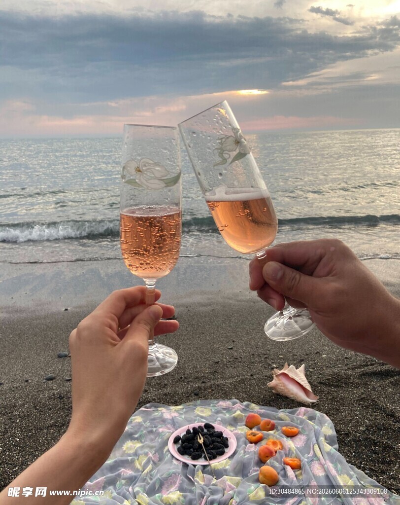 海边浪漫野餐举杯时刻
