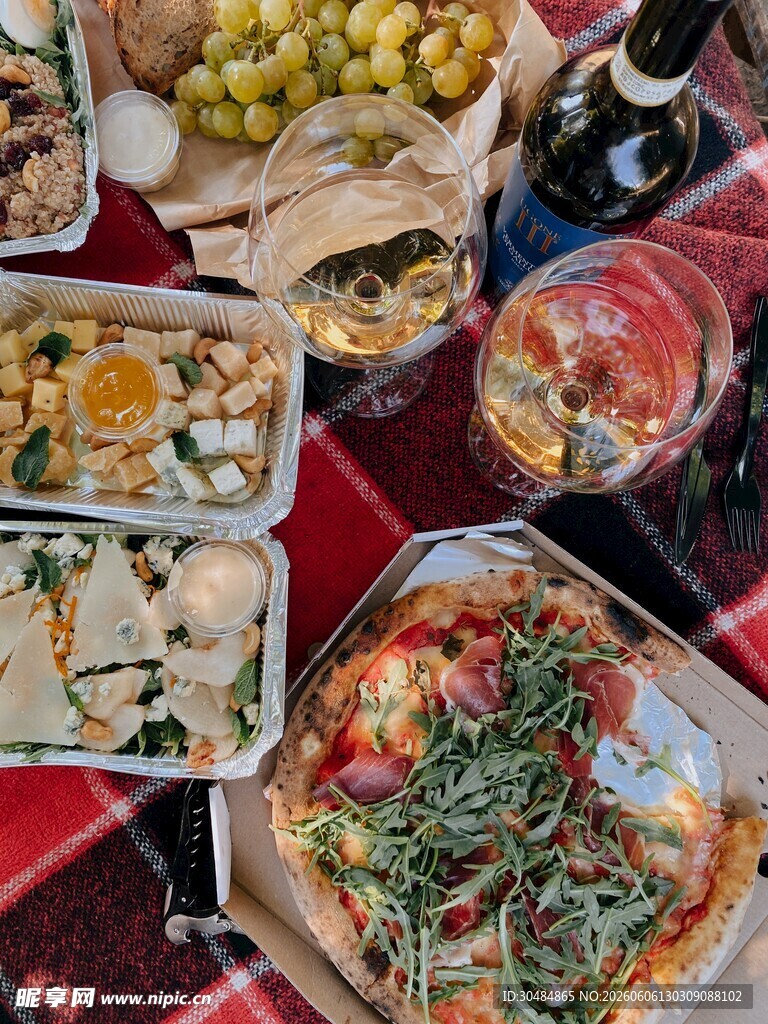 户外野餐美食丰盛场景