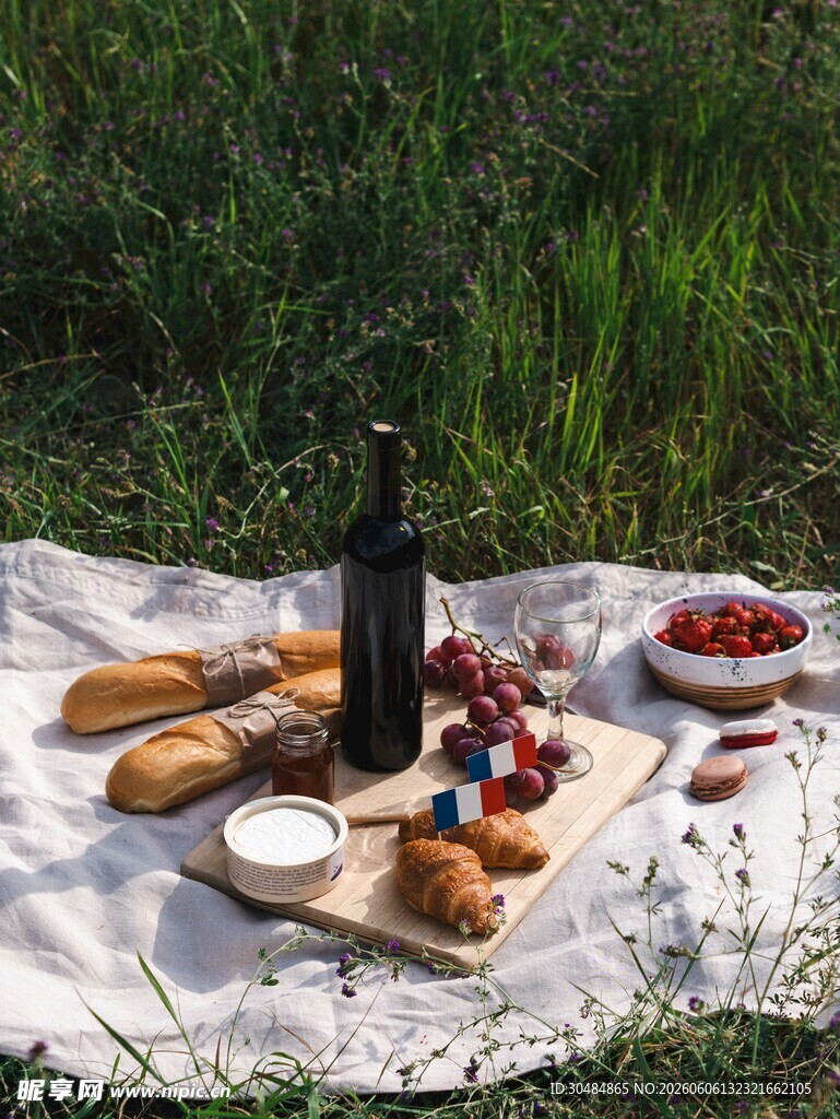 户外野餐美食布置场景