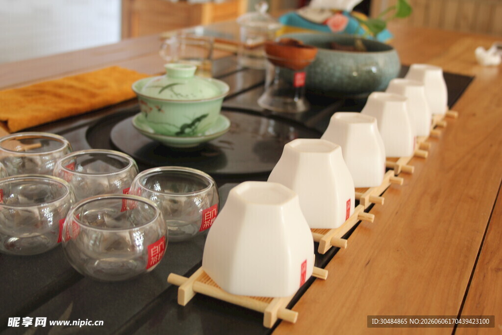 中式茶具摆设于木质桌