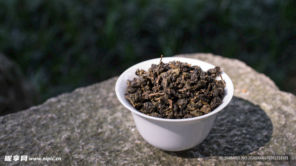 石上白杯盛着干茶叶