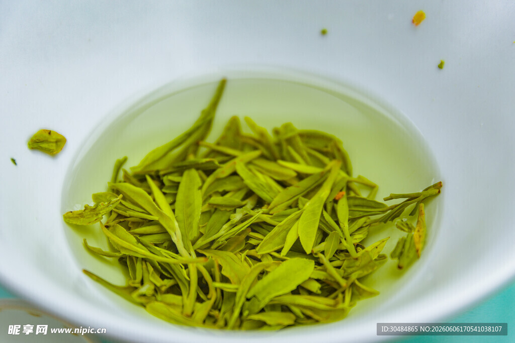 杯中嫩绿茶叶